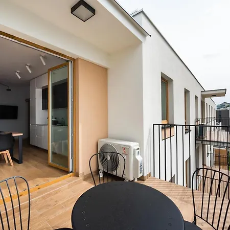 Wola Skwer Sunny By Bookinghost *