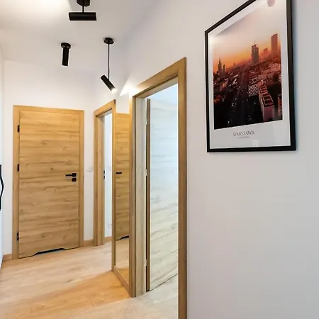 Wola Skwer Sunny By Bookinghost *