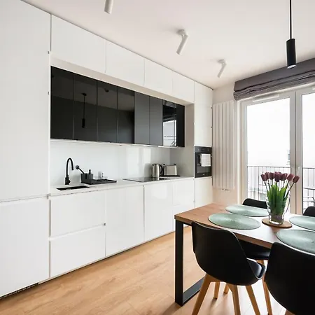 Wola Skwer Sunny By Bookinghost 华沙