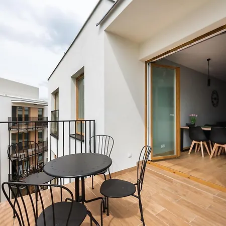 Wola Skwer Sunny By Bookinghost