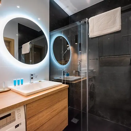 Wola Skwer Sunny By Bookinghost * 华沙